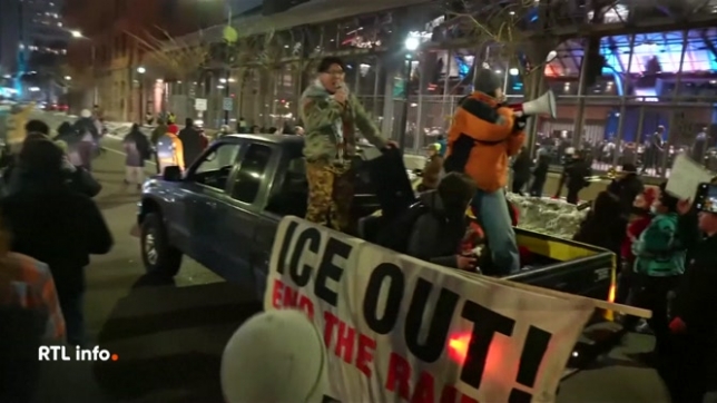 La tension monte autour de la police de l'immigration (ICE) après qu'à Minneapolis une femme, Renée Nicole Good, a été abattue par un agent fédéral. Des manifestants ont ciblé plusieurs hôtels où ils pensent que des agents séjournaient. Des manifestations sont prévus ce week-end un peu partout.