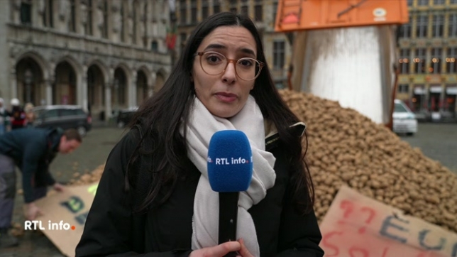 Les blocages ne sont pas les seules manières de marquer les esprits et d'interpeller les politiques. Des actions spectaculaires se déroulent également, comme celle actuellement en cours sur la Grand-Place de Bruxelles, où nous retrouvons Marwa Sebbahi en direct.