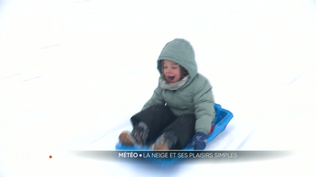 Si la neige a semé la pagaille ces derniers jours, elle s'est aussi, ce matin, faite complice des plaisirs d'hiver. À Saint-Hubert, par exemple, on a troqué les pneus pour les skis, et les tracas pour la glisse.