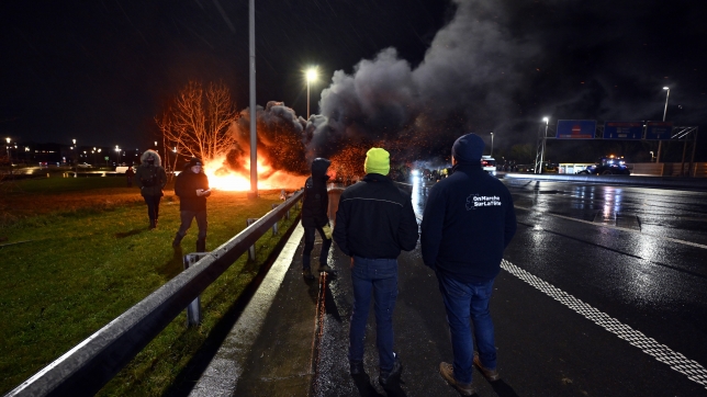 Actions de la Fédération wallonne des jeunes agriculteurs et de l’Algemeen Boerensyndicaat (Syndicat général des agriculteurs) avec blocage de plusieurs carrefours stratégiques à l’aide de tracteurs, le vendredi 9 janvier 2026, à Loncin. Les agriculteurs protestent contre la signature éventuelle de l’accord de libre-échange entre l’Union européenne et les pays du Mercosur (Argentine, Brésil, Paraguay et Uruguay).