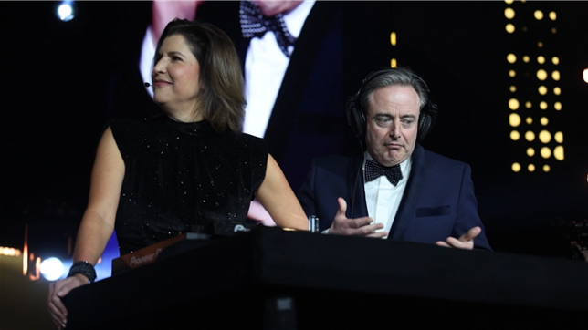 Bart De Wever dans l'embarras derrière les platines de la soirée N-VA.