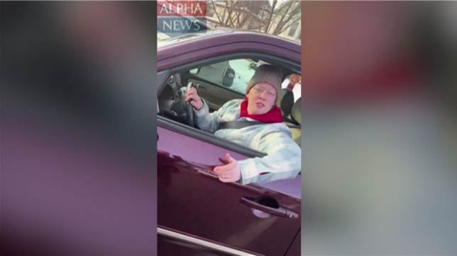 L’émotion est à son comble aux États-Unis après la diffusion d’une vidéo montrant la mort de Renee Nicole Good, 37 ans, abattue par un agent fédéral de l’immigration (ICE). Au-delà des tirs, ce sont les derniers mots de l’agent, capturés par sa propre caméra, qui provoquent une vague d’indignation nationale : « Putain de connasse » (Fucking bitch).