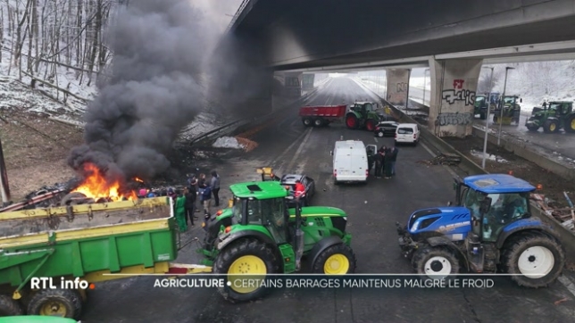 Malgré des conditions météo difficiles, la mobilisation et la colère des agriculteurs ne faiblissent pas. Pour la 3e journée consécutive, ils maintiennent certains barrages routiers pour dénoncer l'accord de libre-échange entre l'UE et les pays du Mercosur. Exemple à Courrière.
