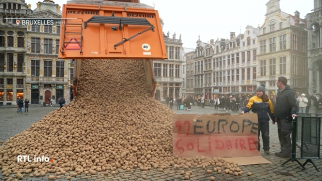 L'agriculteur qui a déversé hier un chargement de pommes de terre sur la Grand-Place de Bruxelles a été privé de liberté, cette nuit. Il devait être présenté ce matin à un magistrat. Il est soupçonné d'entrave grave à la circulation.
