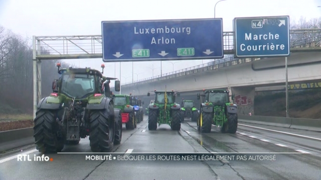 Les agriculteurs bloquent certains axes routiers depuis plusieurs jours pour dénoncer l'accord entre l'UE et les pays du Mercosur. Ils ne peuvent théoriquement pas le faire mais la police et les autorités font preuve de tolérance. Les manifestants risquent néanmoins d'être poursuivis si la situation