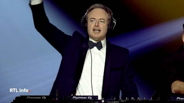 Première soirée du Nouvel an à Anvers pour la nouvelle présidente de la N-VA Valérie Van Peel. Celle-ci s'est néanmoins fait voler la vedette par le Premier ministre Bart De Wever qui a lancé les festivités en tant que DJ.