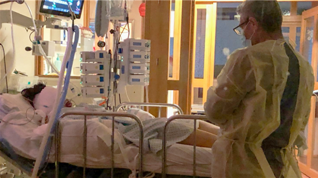 Plusieurs victimes de Crans-Montana sont soignées en Belgique. C’est le cas de Roze, une Suissesse de 18 ans. Son père est à son chevet dans un hôpital liégeois. Il revient sur la nuit du drame et donne des nouvelles de sa fille.