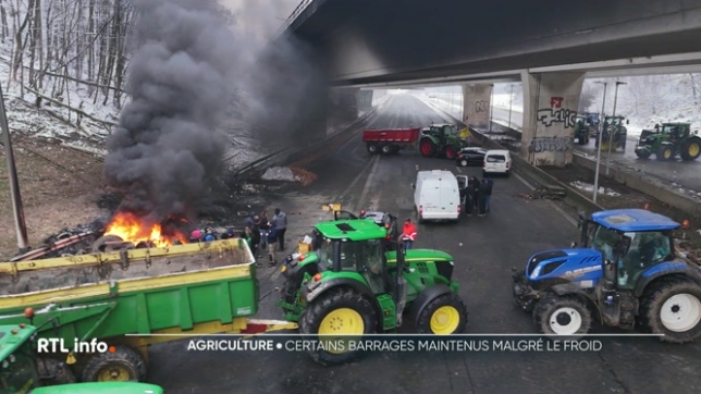 Ce dimanche, des blocages routiers mis en place par les agriculteurs étaient toujours d'actualité sur certains axes afin de dénoncer l'accord de libre-échange Mercosur. Rencontre avec des agriculteurs qui sont mobilisés à Courrière dans des conditions météo difficiles.