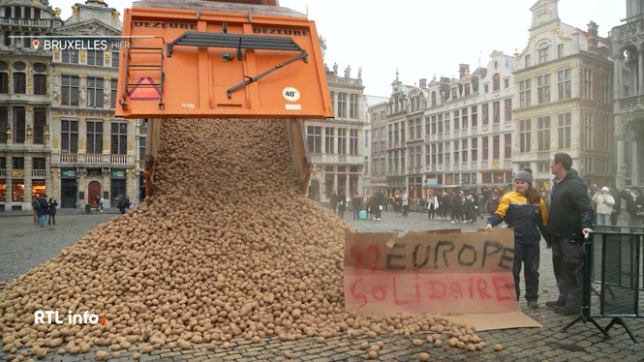L'agriculteur qui a déversé hier des dizaines de kilos de pommes de terre au milieu de la Grand-Place de Bruxelles a passé la nuit en cellule. Il a été présenté à un magistrat avant d'être remis en liberté. Il pourrait être inculpé pour entrave grave à la circulation.