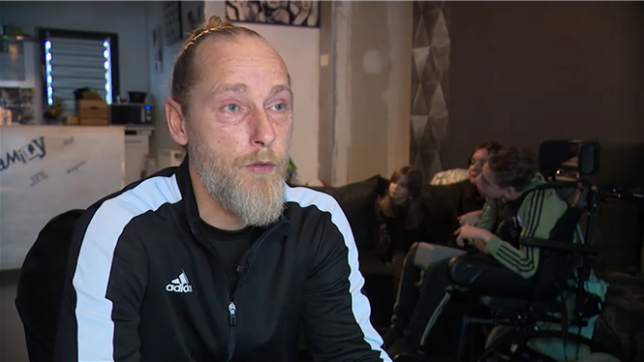 De nombreux parents d’enfants en situation de handicap vont être exclus du chômage. Ils vont perdre toute forme de revenu à partir du mois de mars lors de la 2e phase des exclusions. Or, ils n’ont d’autre choix que de s’occuper à temps plein de leur enfant malade. Des milliers de familles sont concernées.