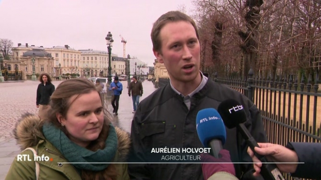 Agriculteur à Ath, Aurélien Holvoet avait déversé plusieurs tonnes de pommes de terre sur la Grand'Place de Bruxelles samedi dernier, en signe de protestation. Il est revenu à Bruxelles car il aimerait récupérer son tracteur, saisi par la police. Il implore la grâce du roi Philippe. Explications.