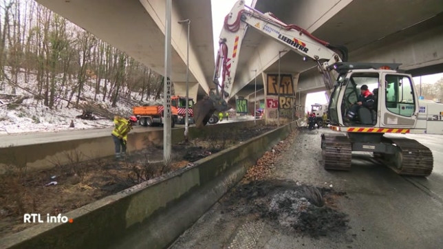 Les agriculteurs ont quitté l'ensemble des points de blocage sur les autoroutes wallonnes. Mais des opérations de déblaiement, de nettoyage et de remise en état de la chaussée sont toujours en cours sur certains tronçons, comme à Courrière sur l'autoroute E411, toujours fermée.