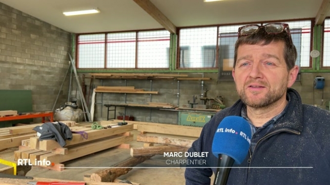 Ancien militaire, Marc Dublet s'est formé aux techniques traditionnelles de charpente. Il n'utilise pas d'outils modernes et numériques pour ses réalisations, dans le respect du bois et l'âme des bâtiments. Rencontre avec un amoureux du patrimoine.