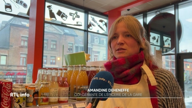 Le commerce propose des cafés et des plats à emporter, mais aussi de l'alimentation générale et des produits locaux depuis novembre dernier. Dans les rayons, chaque produit affiche trois prix différents, sauf l'alcool. C'est le principe de l'épicerie solidaire. Explications de Lisa Saint-Ghislain.
