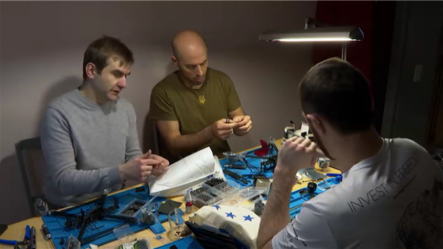 Depuis deux ans, de simples citoyens fabriquent des drones à destination des soldats ukrainiens à Bruxelles. Ils sont réunis au sein de l’ONG « Wings for Europe ». Des centaines de drones ont déjà été envoyés au front, ils servent à des missions de reconnaissance, mais aussi clairement d’armes.