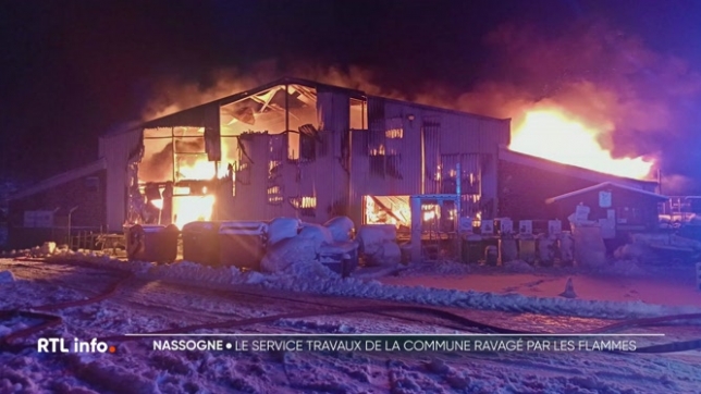 Le bâtiment a été touché par un incendie qui s'est déclaré la nuit dernière. Le bâtiment principal et le matériel qu'il contenait sont entièrement détruits. De quoi compliquer les services techniques et les futures opérations de déneigement par exemple.