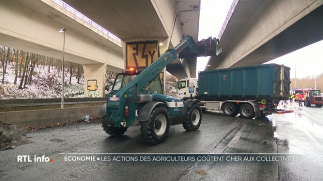 Les agriculteurs ont quitté l'ensemble des points de blocage sur les autoroutes wallonnes. Mais des opérations de déblaiement, de nettoyage et de remise en état de la chaussée ont été menées sur certains tronçons, comme à Courrière sur l'autoroute E411, rouverte à la circulation.