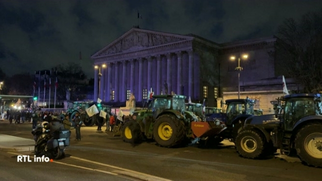 Ce matin, 350 tracteurs ont convergé vers Paris pour réclamer des mesures concrètes, notamment face aux conséquences du traité Mercosur et aux pertes liées à la dermatose bovine. Le mouvement s’étend jusqu'à la frontière belge, avec un blocage sur la E340 juste après Couvin.
