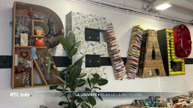 De nombreux clients s'y rendent pour acheter des objets récupérés au recyparc ou donnés par des particuliers. Au-delà de la seconde main, ce projet permet aussi de former et de remettre à l'emploi des personnes peu qualifiées.