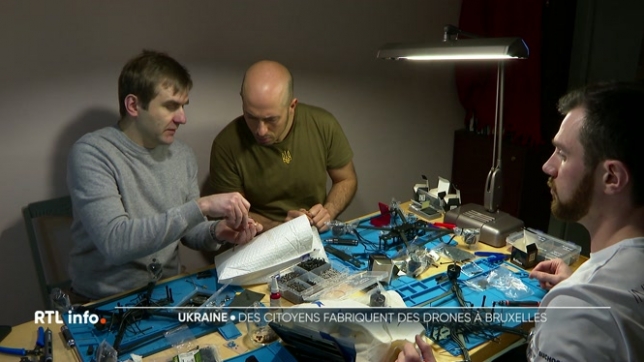 Pour soutenir l'Ukraine, certains citoyens belges ont décidé de se mobiliser à leur manière. Ils fabriquent des drones destinés aux soldats ukrainiens. Des centaines d'appareils ont déjà été envoyés au front. Ces drones servent aux missions de reconnaissance, mais pas uniquement.