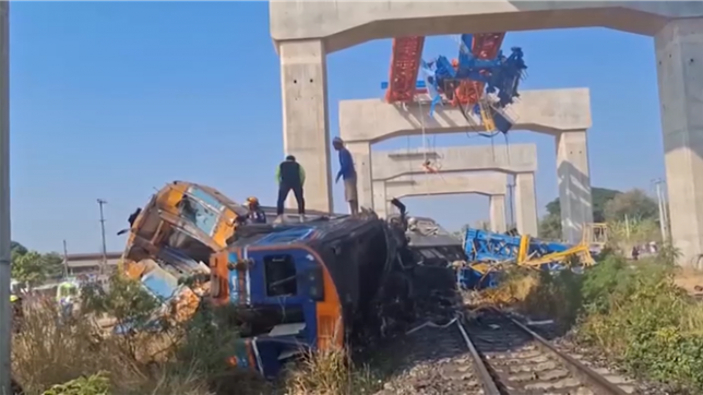 Au moins 22 personnes ont été tuées et plus d’une trentaine d’autres blessées dans un accident de train causé par l’effondrement d’une grue dans le nord de la Thaïlande, ont annoncé mercredi les autorités locales.