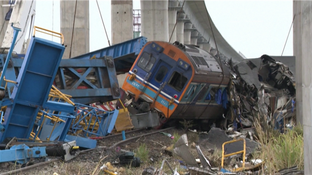 Une grue s’est effondrée mercredi sur un train de passagers en Thaïlande, un accident spectaculaire qui a fait au moins 28 morts et des dizaines de blessés, ont annoncé les autorités locales.