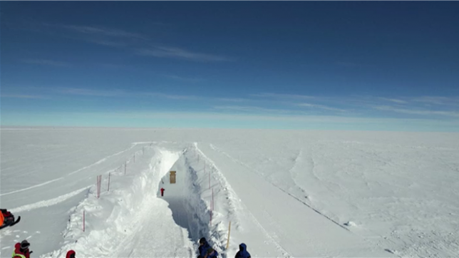 En plein Antarctique, une cave d'archives de glaces unique au monde ouvre ses portes. Dans une longue cave creusée dans l'Antarctique, plusieurs personnes s'affairent à entreposer des dizaines de caisses de glaces de montagnes provenant d'Europe, un sanctuaire inauguré mercredi et destiné aux générations futures de scientifiques prêts à percer les mystères du passé.