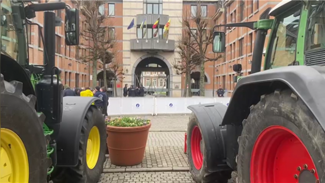 À l’appel de la Fédération des Jeunes Agriculteurs (FJA), plusieurs exploitants manifestent ce jeudi à Namur. Une nouvelle mobilisation des agriculteurs pour dénoncer des politiques jugées incohérentes et préjudiciables au secteur. Ils veulent interpeller Yves Coppieters.