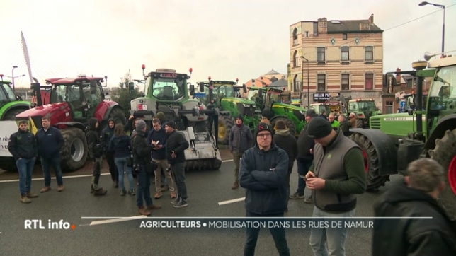 Plus d'une centaine de tracteurs ont convergé vers Namur ce matin. La Fédération des Jeunes Agriculteurs dénonce des mesures régionales qui risquent d'impacter leur travail, notamment des mesures environnementales.