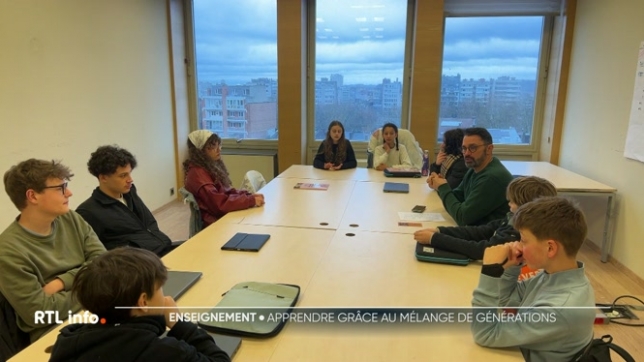 La Cité Ecole Vivante expérimente la mixité des âges dans l'enseignement secondaire. Plusieurs fois par semaine, des élèves de toutes les années ont cours ensemble.