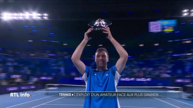 Un tennisman amateur a remporté plus de 500.000 euros en battant des professionnels, lors d'un tournoi d'exhibition organisé par l'Open d'Australie, avec les meilleurs joueurs du monde et des amateurs.