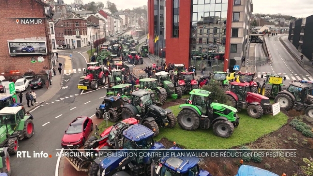 120 tracteurs ont convergé vers Namur ce matin. La Fédération des Jeunes Agriculteurs dénonce des mesures régionales qui risquent d'impacter leur travail, notamment la limitation de l'usage des pesticides.