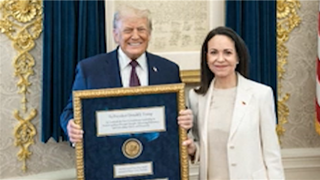 María Corina Machado a été reçue jeudi à la Maison Blanche par Donald Trump. Opposante certaine au pouvoir vénézuélien, celle qui a récemment été décernée prix Nobel de la paix dit avoir « offert » son prix au président américain.