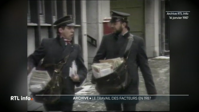 L'archive du jour remonte à 1987. Une équipe de RTL avait suivi des facteurs de la Poste pendant leur tournée quotidienne. A l'instar de leurs collègues, ils sillonnaient les rues avec leur lourde sacoche de cuir, même par grand froid.
