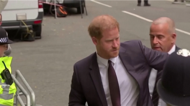 Le prince Harry, engagé dans une bataille judiciaire contre les tabloïds, va témoigner le 22 janvier devant la justice britannique lors de son procès contre l'éditeur du Daily Mail.