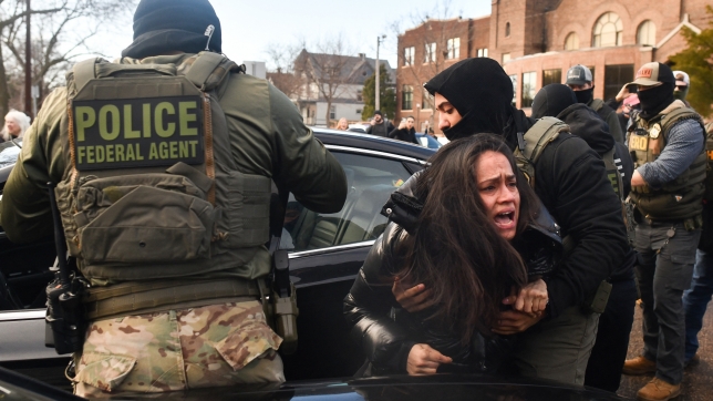 La police de l’immigration ICE force une femme se rendant chez son médecin à sortir de sa voiture.