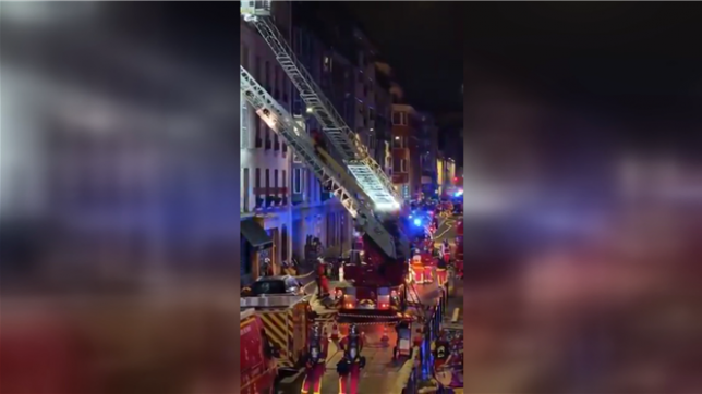 Un étage d'un immeuble parisien où étaient réunies une cinquantaine de personnes lors d'une soirée, s'est effondré sur celui du dessous dans la nuit de samedi à dimanche, faisant un blessé grave, ont indiqué les pompiers.