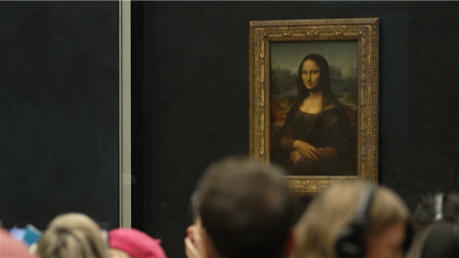 Depuis ce mercredi, les touristes hors Union européenne doivent payer 32 euros pour visiter le musée du Louvre, soit 10 euros de plus que les visiteurs européens. Une hausse de 45 % destinée à soutenir d'importants travaux, mais qui suscite de nombreuses critiques.