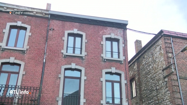 À Ciney, l'enquête se poursuit après la découverte du corps d'un homme poignardé dans un immeuble à appartements. Un habitant du bâtiment avait été interpellé, puis relâché. La mère de la victime a aussi été retrouvée morte à Jambes ; la piste de l'homicide est également envisagée.