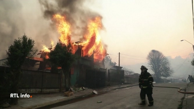 Les vents violents et les températures élevées attisent les flammes, à 500 kilomètres au sud de la capitale Santiago. Des centaines de maisons ont été détruites. Un couvre-feu est imposé dans les villages les plus touchés et des centaines de pompiers sont mobilisés.