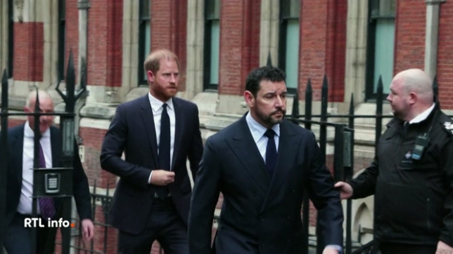 Le fils cadet du roi Charles III est arrivé ce lundi à la Haute Cour de Londres où s'ouvre le procès intenté contre la société éditrice du Daily Mail qu'il accuse d'avoir obtenu des informations sur sa vie privée de façon illégale. Le prince Harry doit témoigner jeudi devant le tribunal.