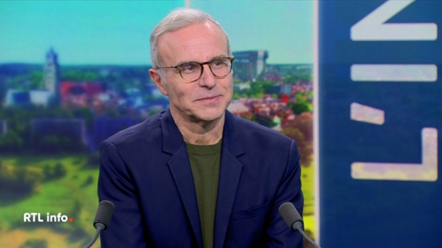 Invité du RTL info 13h, l'écrivain français Philippe Besson évoque un secret de famille dans son dernier ouvrage Une pension en Italie, paru aux éditions Julliard. L'histoire met en scène sa mère et son grand-père que Philippe Besson a découvert. La Toscane sert de décor à ce récit très personnel.