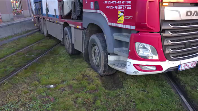 La circulation du métro a été interrompue ce matin à Charleroi après qu’un semi-remorque s’est retrouvé coincé sur les rails. Le poids lourd, engagé par erreur dans une petite rue, s’est embourbé en travers des voies, provoquant d’importantes perturbations.