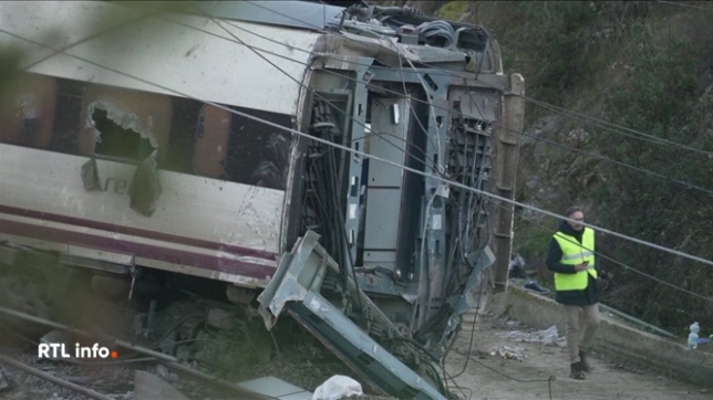 Le roi d'Espagne Felipe VI et la reine Letizia sont attednus à Adamuz, en Andalousie, sur le lieu de la catastrophe ferroviaire qui a fait 41 morts et de nombreux blessés. En attendant, un deuil national de 3 jours a été décrété.