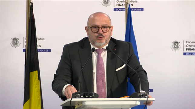 Malgré une baisse par rapport à l’année record 2023, la douane belge a saisi près de 55 tonnes de cocaïne en 2025 dans le port d’Anvers. Les autorités constatent en parallèle une forte hausse des saisies de marijuana, tandis que les réseaux criminels adaptent leurs routes pour contourner les contrôles.