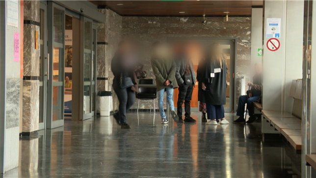 Il y a quelques semaines, deux cocktails Molotov ont été lancés contre le bâtiment abritant le cabinet et le domicile d’une avocate du barreau de Charleroi. Si l’attaque n’a pas fait de blessés ni de dégâts, elle provoque une vive émotion dans le monde judiciaire et relance les inquiétudes face à la multiplication des menaces et agressions visant avocats et magistrats.