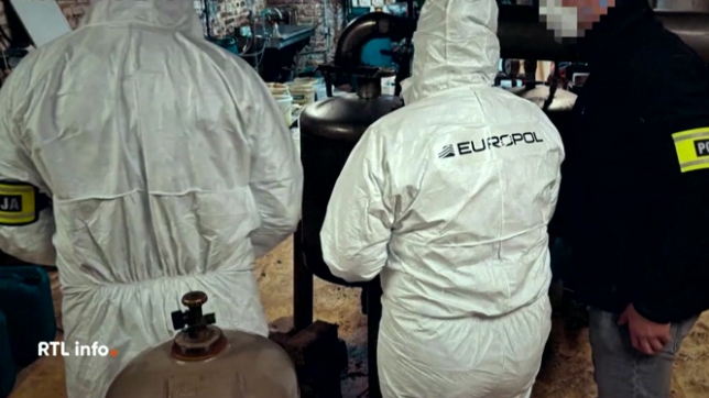 24 laboratoires ont été démantelés dans plusieurs pays, notamment en Belgique. L'opération a duré un an. 1.000 tones de produits chimiques destinés à la fabrication de ces drogues ont été saisies. Au total, plus de 85 personnes ont été arrêtées, dont les deux chefs.