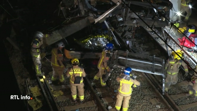 Un train a heurté des débris d'un mur qui s'était effondré sur une voie. Le conducteur a été tué. Il y a aussi 37 blessés dont 5 graves. Le mur s'est effondré en raison des intempéries qui frappent la région.