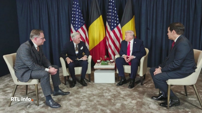 La rencontre entre le roi Philippe, Bart De Wever et Donald Trump a bien eu lieu ce soir. Une photo montre notre souverain en discussion avec le président américain. Marco Rubio, le secrétaire d'État américain, se trouve lui face à notre premier ministre. La réunion vient de se terminer.