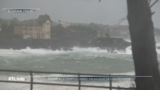 Des grandes vagues ont été provoquées par le passage du cyclone Harry dans le sud de l'Italie. Des dégâts importants ont été signalés le long du littoral entre Messine et Catane en raison des conditions météorologiques difficiles.
